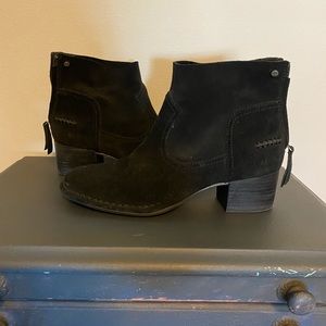 Women’s Ugg suede Black booties 8